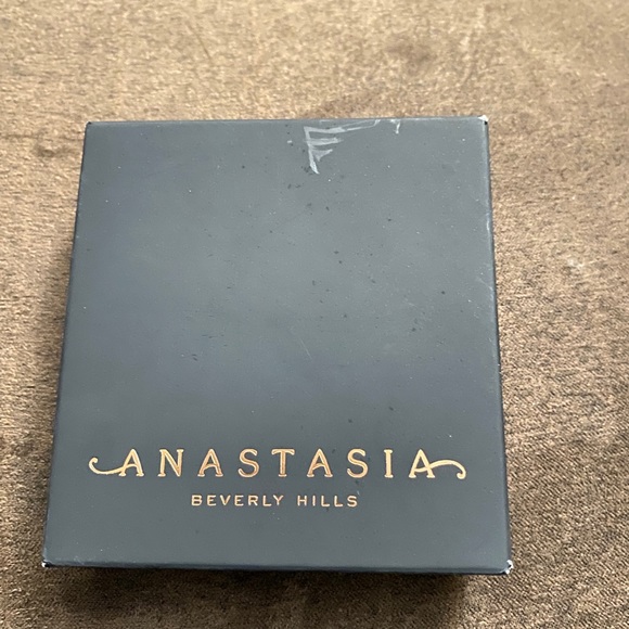 FREE w/bundle!! Anastasia Beverly Hills shadow palette - Picture 3 of 5